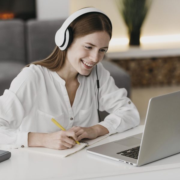 maestra-hablando-sus-alumnos-linea